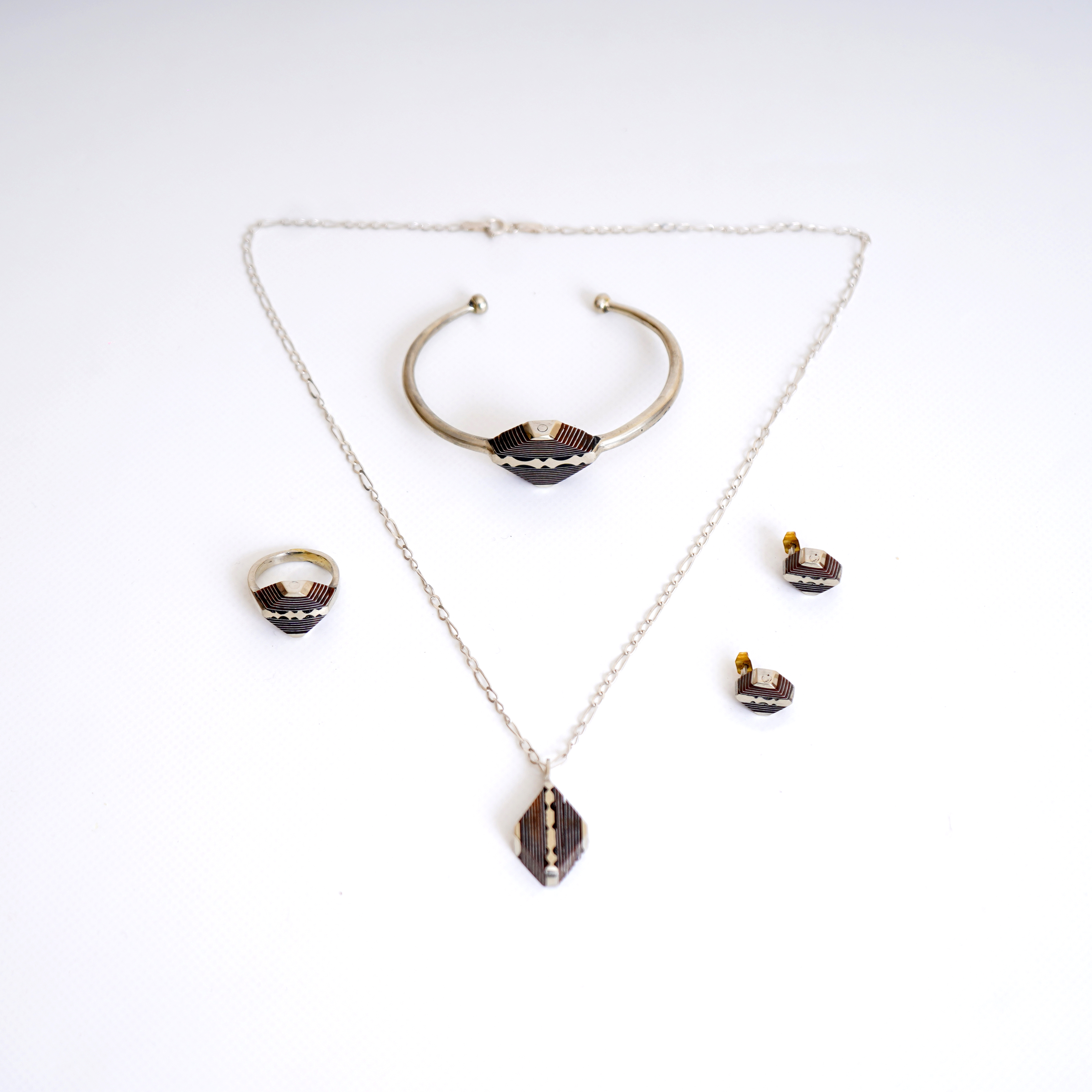 مجموعة مجوهرات وحلي نسائية