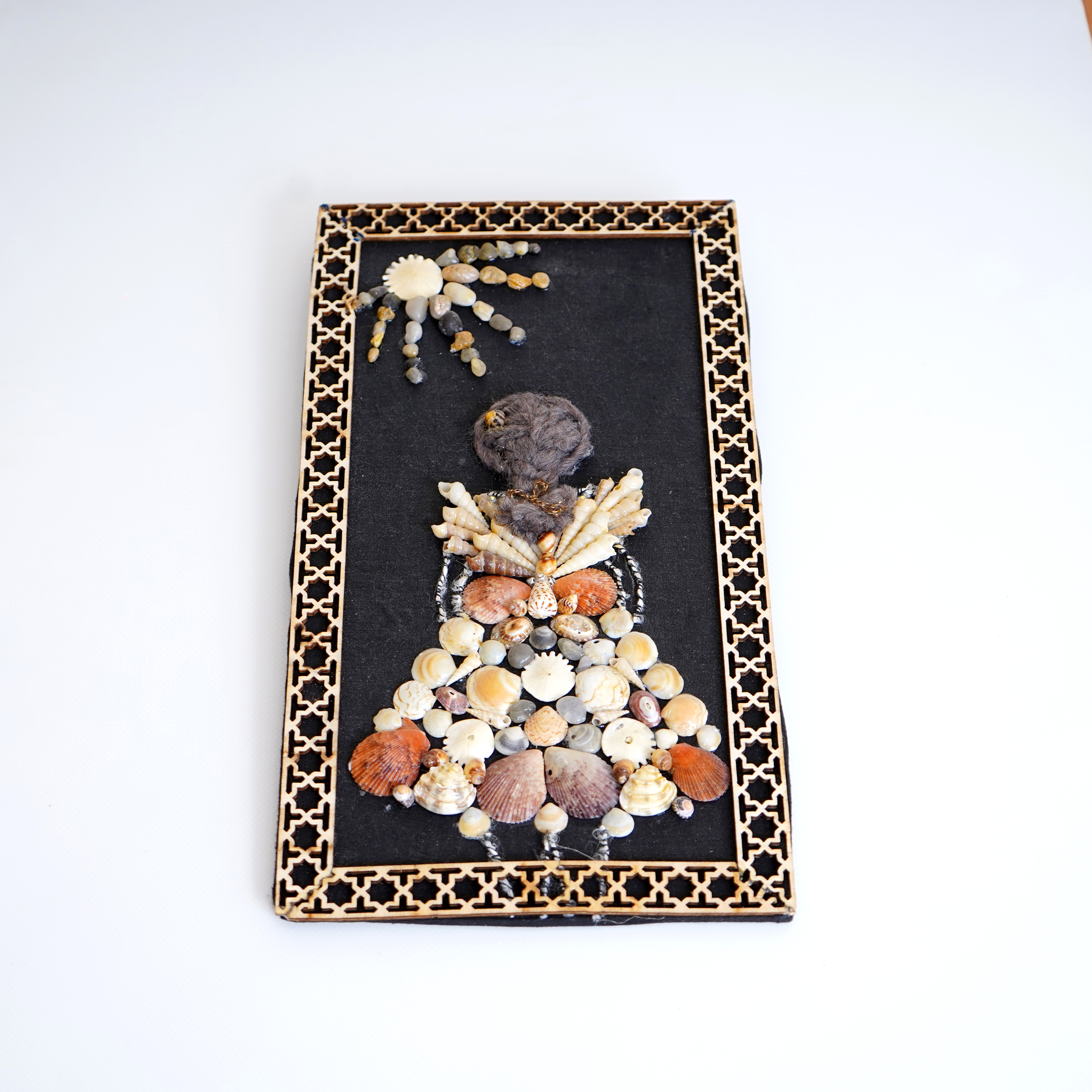 لوحة فنية مصنوعة من اصداف البحر