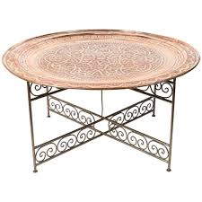 Table luxueuse en cuivre avec un design ornemental élégant