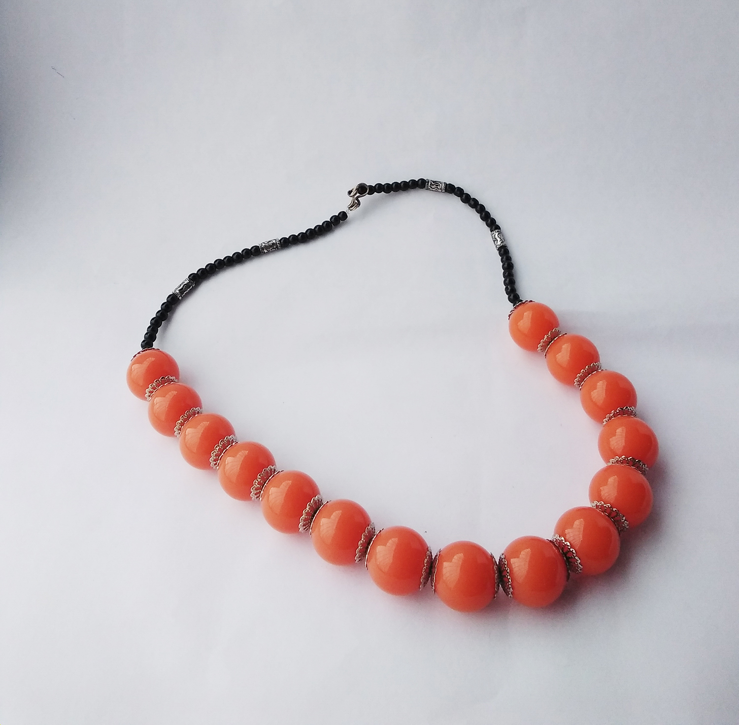 Collier orange en résine