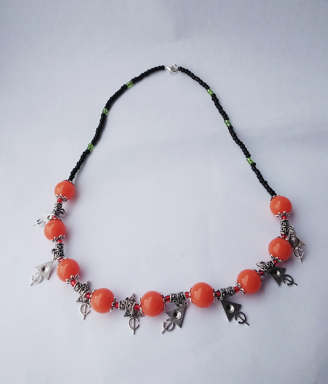 Collier orange avec accessoires tifinagh