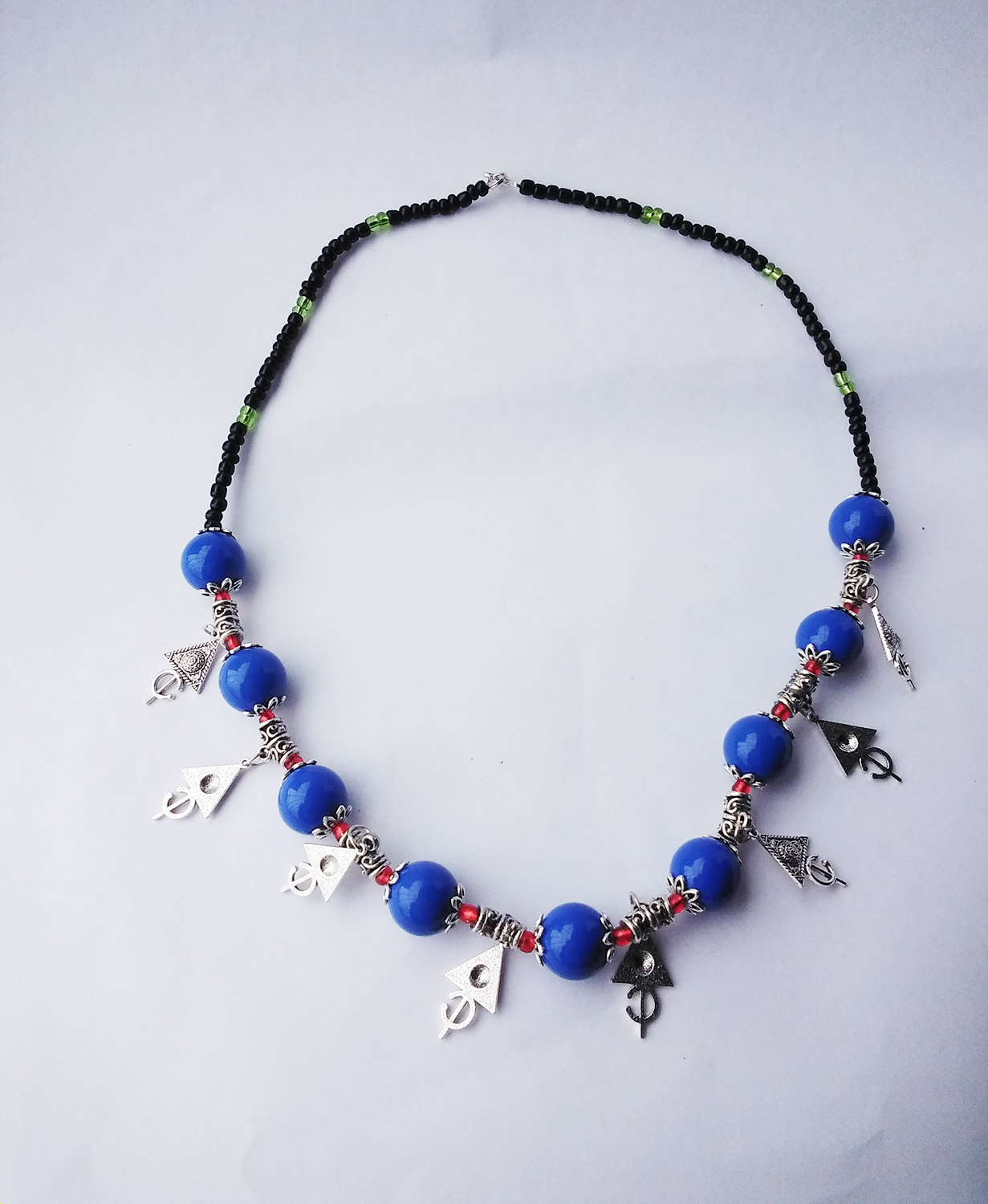 Collier bleu avec accessoires tifinagh