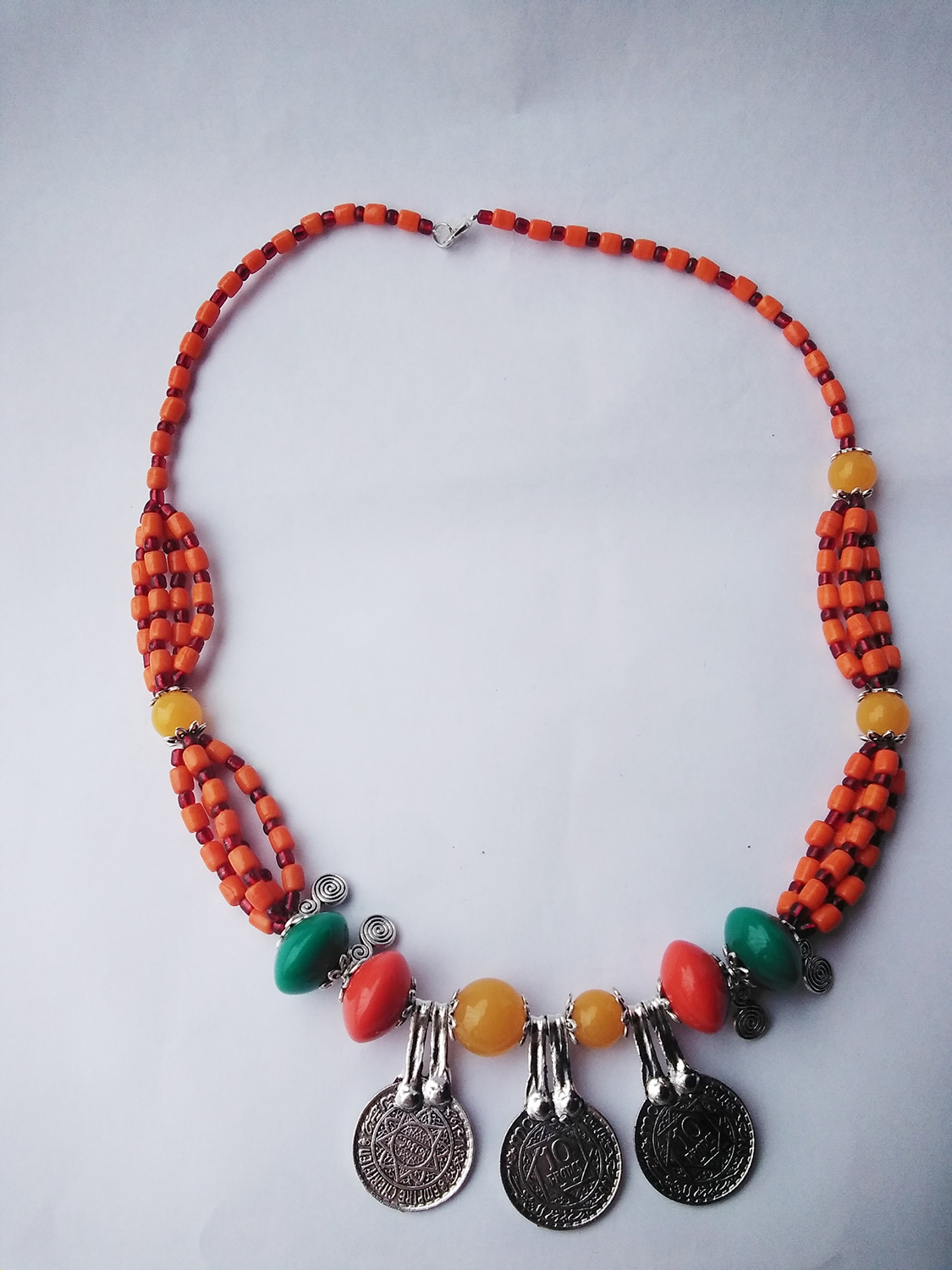 Collier artisanal à 12 perles
