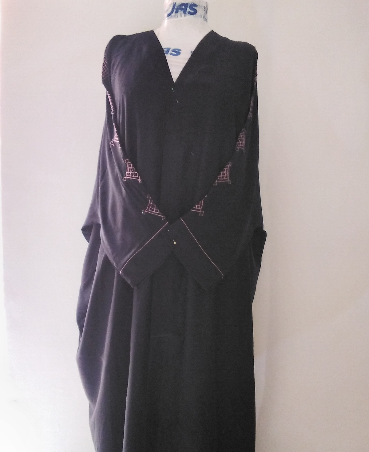Abaya en tissu crêpe brodée sahraouie