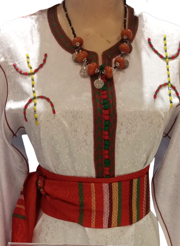 القندورة الأمازيغية التقليدية مع الإكسسوارات