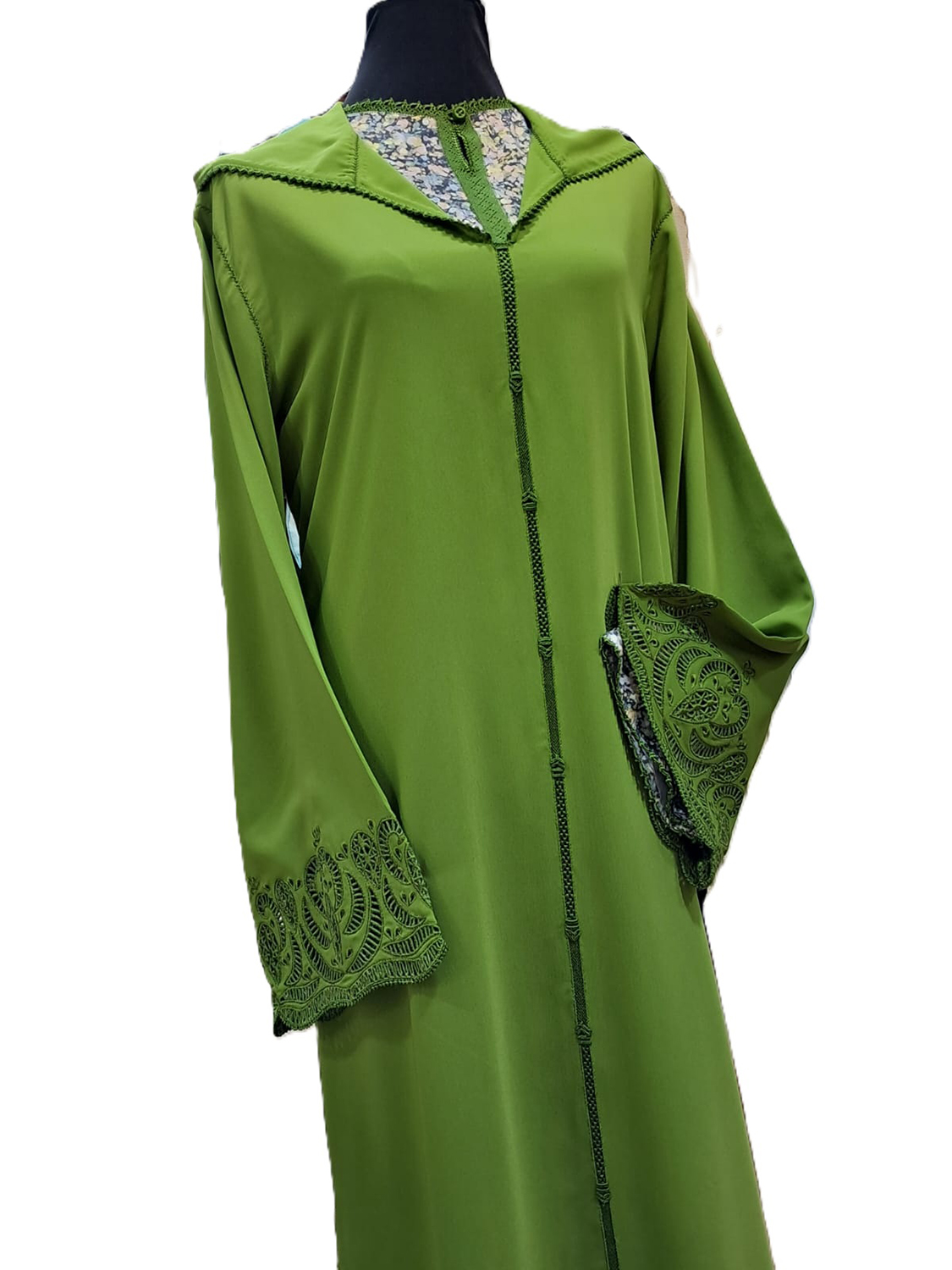 Djellaba deux pièces en crêpe – Chemise en soie avec travail Randa et broderie Msous aux manches.