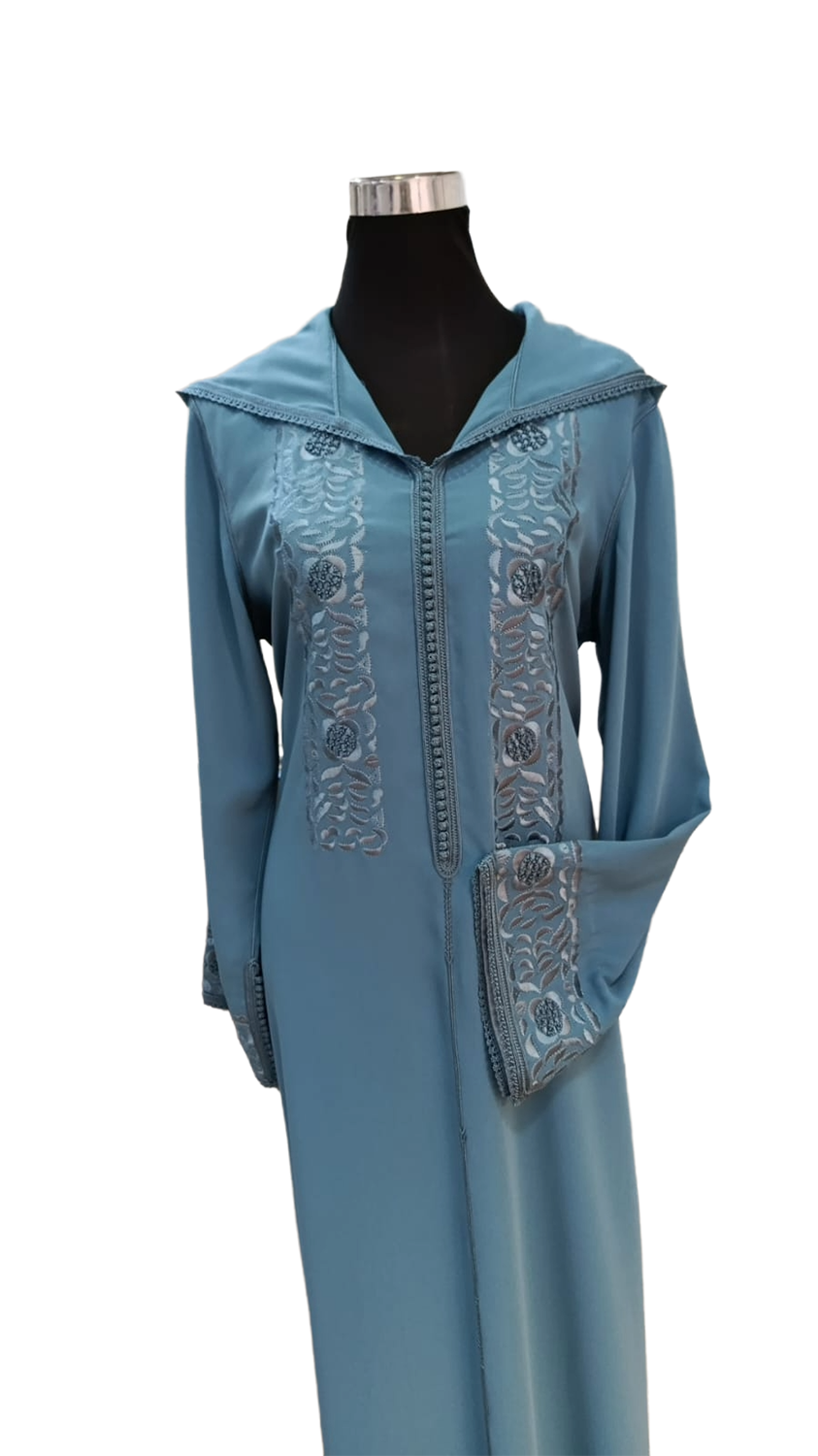 Djellaba en crêpe – Travail entièrement fait main avec tresse, demi-col avec finition Randa et broderie.