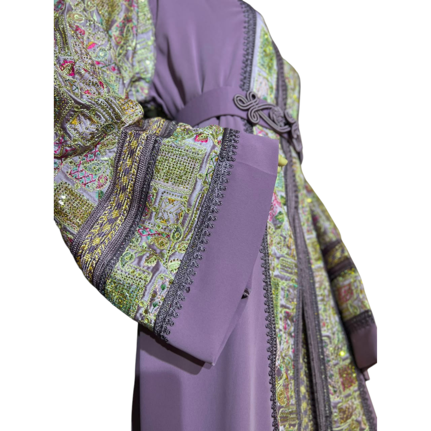 Lebssa marocaine traditionnelle en crêpe mauve