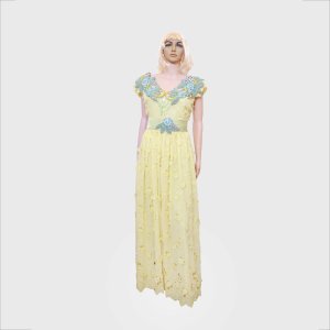 البلوزة الذهبية المطرزة