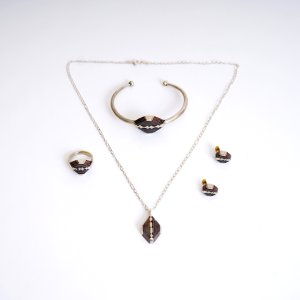 مجموعة مجوهرات وحلي نسائية