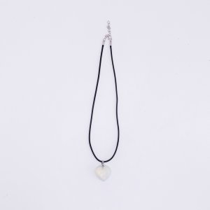 قلادة على شكل قلب