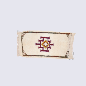 زربية صغيرة بيضاء