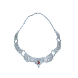 قلادة من الفضة
  