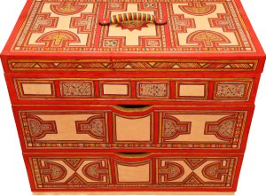 Commode décorée de cuir