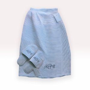 Une Serviette De Douche Avec Pantoufle Brodés