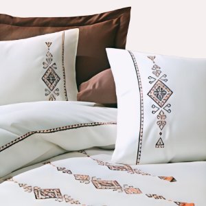 ملاءة مع وسادتين مطرزتين