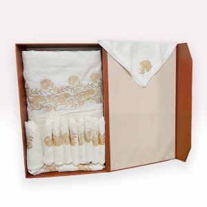 مفارش طاولات مع 12 منديلًا مطرزًا