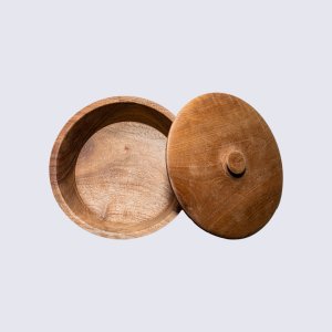 وعاء بغطاء من خشب الجوز