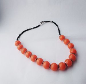 Collier orange en résine