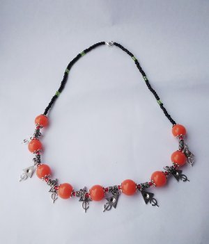 Collier orange avec accessoires tifinagh