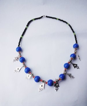 Collier bleu avec accessoires tifinagh