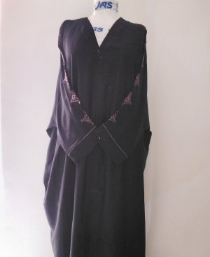 Abaya en tissu crêpe brodée sahraouie