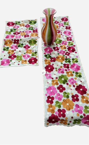 Chemin de table avec 4 coussins