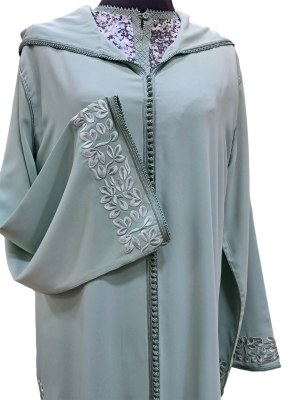 Djellaba deux pièces en crêpe – Travail Aqadid jusqu’en bas, broderie aux manches et côtés, chemise en soie avec Randa fine.