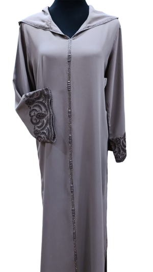 Djellaba en crêpe – Travail Randa avec perles et broderie Msous aux manches.
