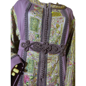Lebssa marocaine traditionnelle en crêpe mauve